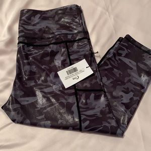 Zyia Black Camo Metallic Pocket Light n Tight Hi-Rise Capris, size 16–18